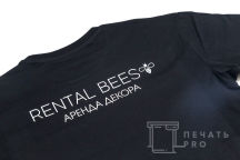 Черные футболки с надписью «Rental Bees»