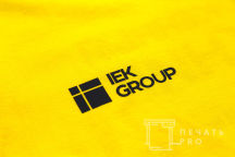 Желтые футболки с логотипом «IEK GROUP»