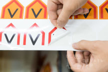 Белые каски с логотипом «Повстанец»