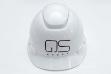 Белые каски с логотипом «QS GROUP»