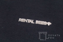 Черные футболки с надписью «Rental Bees»